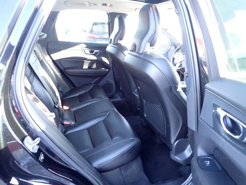 Used 2019 Volvo XC60 T5 Momentum w/ Multimedia Package image 11