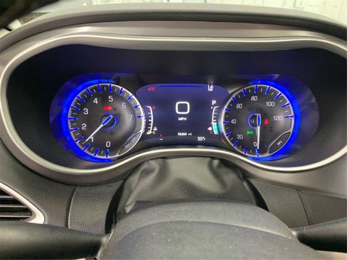 Used 2024 Chrysler Pacifica Touring-L image 15