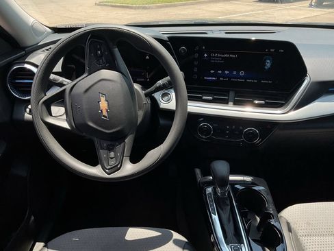Used 2025 Chevrolet Trax LT FWD image 11