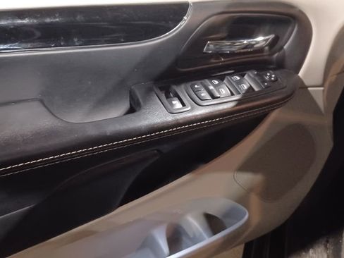 Used 2019 Dodge Grand Caravan SXT image 5