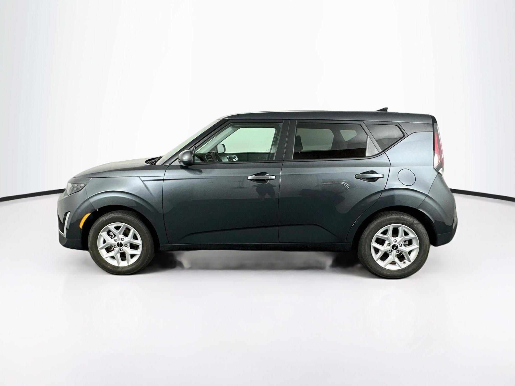 Used 2025 Kia Soul LX w/ LX Technology Package FWD image 4