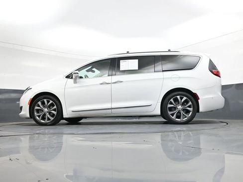 Used 2017 Chrysler Pacifica Limited FWD image 44