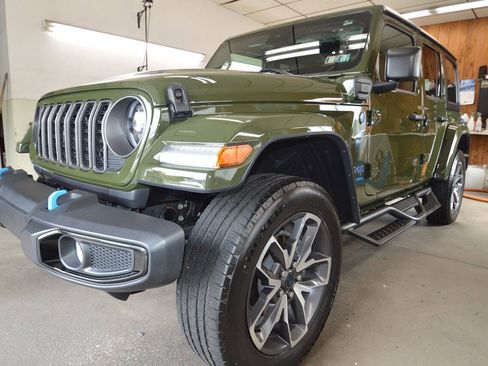 Used 2024 Jeep Wrangler Unlimited w/ Convenience Group AWD/4WD image 25