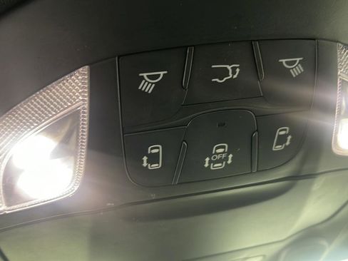 Used 2022 Chrysler Pacifica Limited w/ Uconnect Theater Family Group FWD image 19