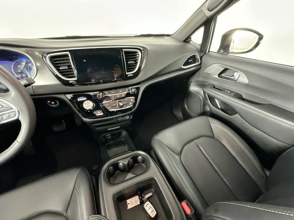 Used 2025 Chrysler Pacifica Select FWD image 11