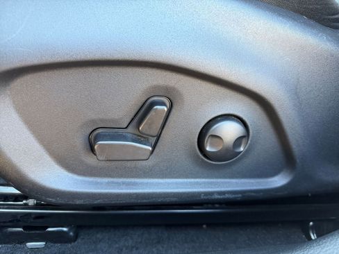 Used 2025 Jeep Compass Limited image 23