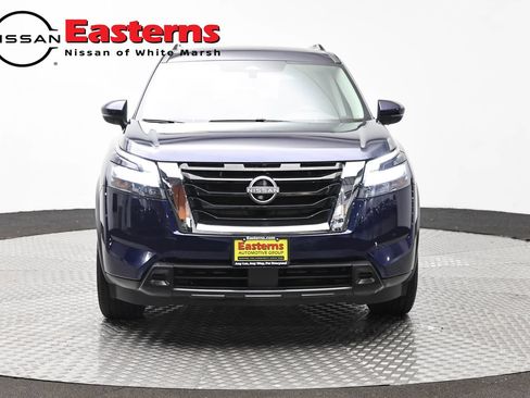 Used 2025 Nissan Pathfinder SV FWD image 2