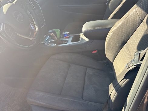 Used 2021 Jeep Grand Cherokee Laredo image 3