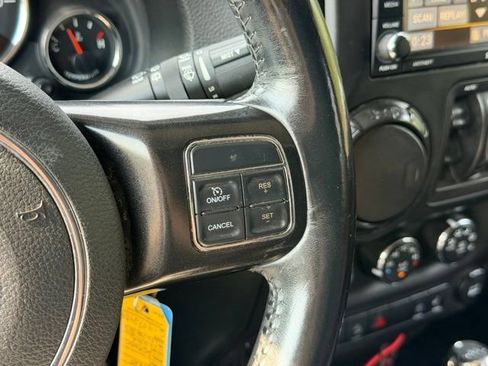 Used 2017 Jeep Wrangler Unlimited Rubicon AWD/4WD image 11