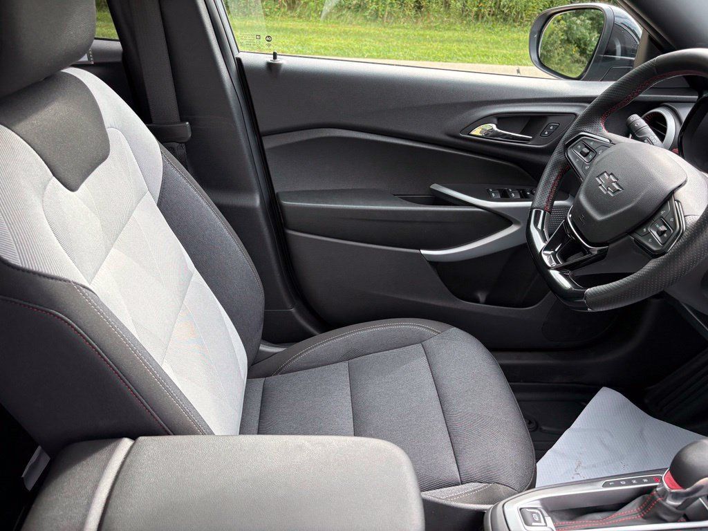 Used 2025 Chevrolet Trax RS w/ Sunroof Package FWD image 30