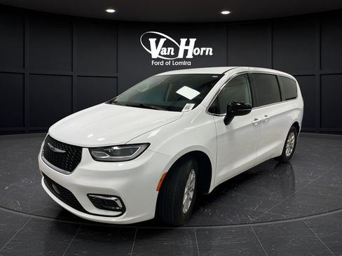 Used 2024 Chrysler Pacifica Touring-L FWD image 3