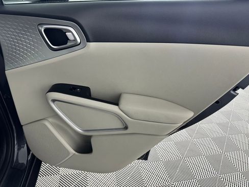 Used 2025 Kia Soul LX image 24