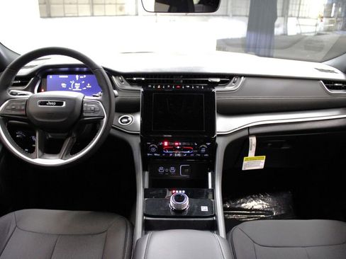 New 2025 Jeep Grand Cherokee Laredo X w/ Luxury Tech Group I image 9