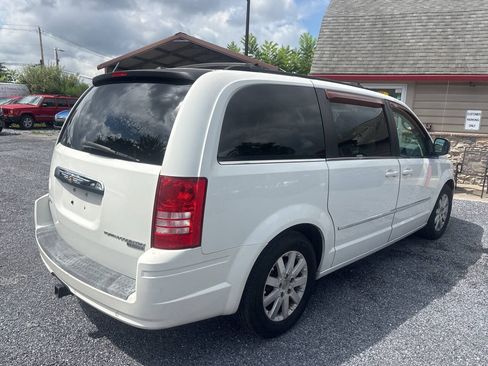 Used 2009 Chrysler Town & Country Touring FWD image 10