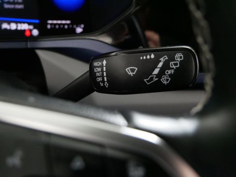 Certified 2022 Volkswagen Taos SE w/ Panoramic Sunroof Package image 32