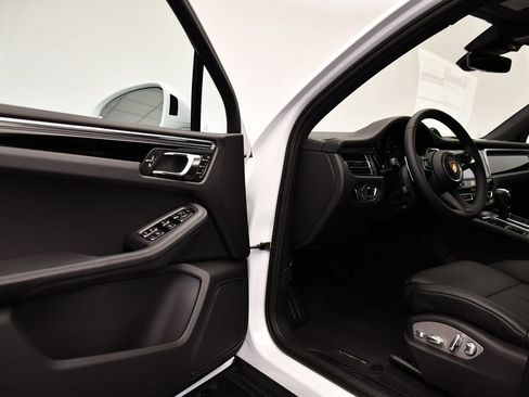 Certified 2026 Porsche Macan Turbo AWD/4WD image 39