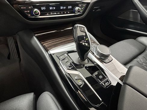 Used 2023 BMW 530e xDrive w/ Premium Package image 23