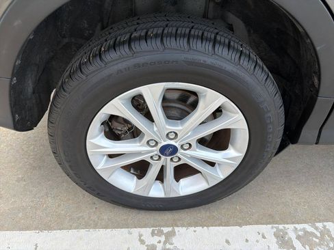 Used 2017 Ford Escape SE FWD image 38