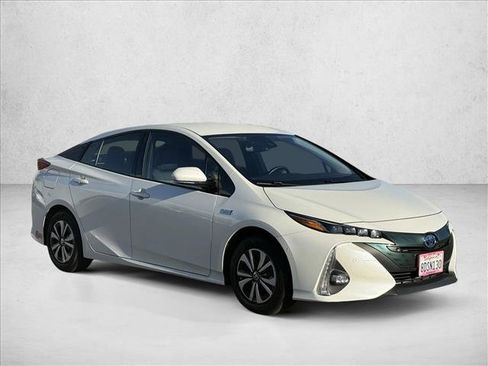 Used 2017 Toyota Prius Prime Advanced image 3