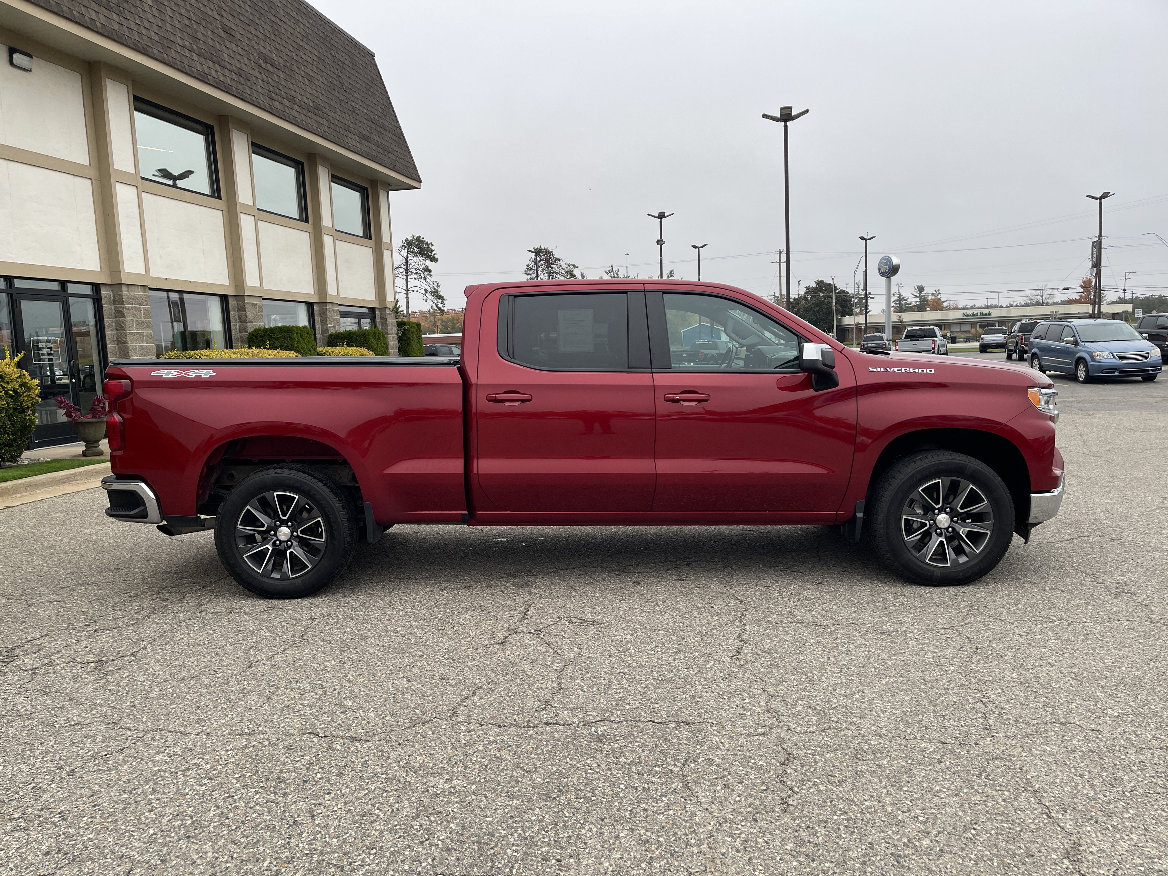 Used 2023 Chevrolet Silverado 1500 LT AWD/4WD image 2