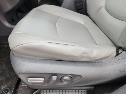 Used 2021 Toyota Sienna XLE FWD image 25