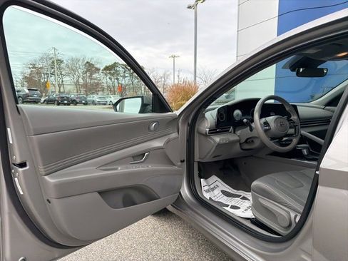 Used 2023 Hyundai Elantra SEL w/ Convenience Package image 9
