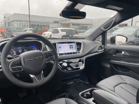 New 2026 Chrysler Pacifica Select image 14