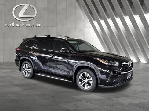 Used 2022 Toyota Highlander XLE AWD/4WD image 5