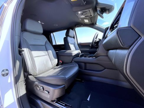 Used 2025 GMC Yukon XL Denali AWD/4WD image 15