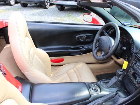 Used 2001 Chevrolet Corvette Convertible w/ Preferred Equipment Group2 RWD image 19
