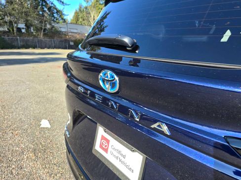 Certified 2025 Toyota Sienna Platinum image 17