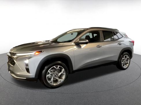 Used 2025 Chevrolet Trax LT image 16