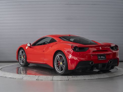 Used 2018 Ferrari 488 GTB RWD image 3