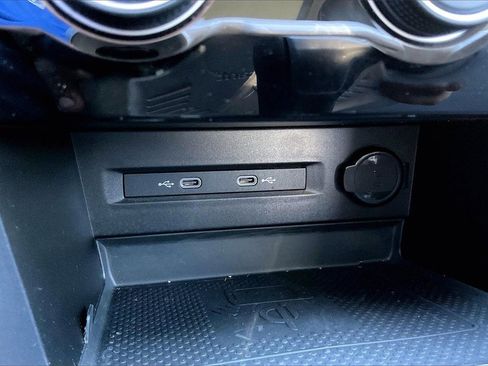 Used 2023 Volkswagen Taos SE w/ Panoramic Sunroof Package image 16