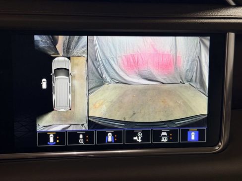 Used 2022 GMC Yukon XL Denali w/ Denali Premium Package image 17