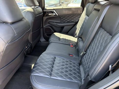 Used 2024 Mitsubishi Outlander 4WD Plug-In Hybrid image 11