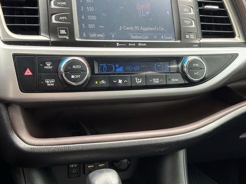 Used 2019 Toyota Highlander Limited Platinum FWD image 23