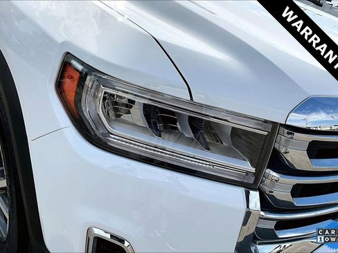 Used 2023 GMC Acadia SLE image 31