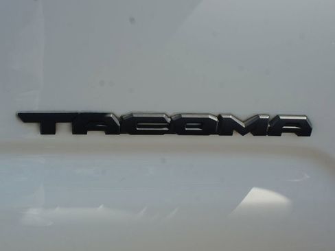 Used 2021 Toyota Tacoma TRD Off-Road w/ TRD Premium Off Road Package AWD/4WD image 19