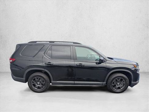 Certified 2025 Honda Pilot TrailSport image 4