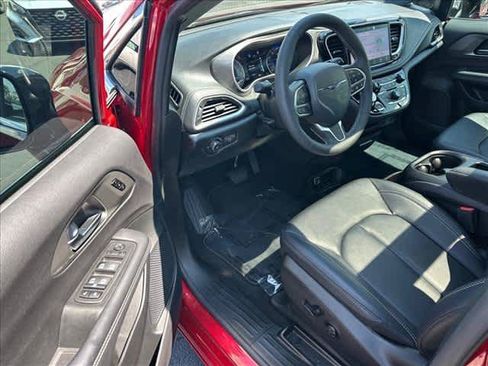 Used 2026 Chrysler Pacifica Select FWD image 12