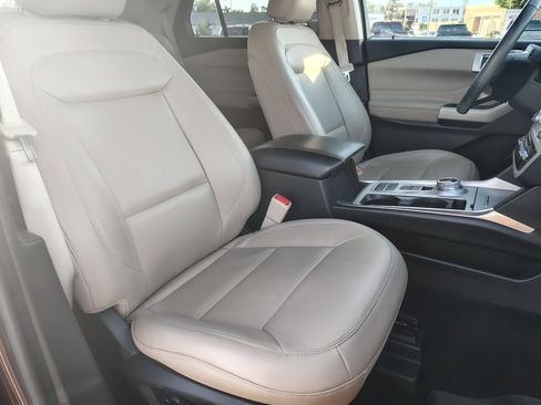 Used 2022 Ford Explorer XLT w/ Equipment Group 202A RWD image 14