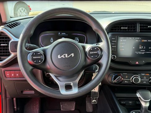 Used 2023 Kia Soul LX w/ LX Technology Package image 14