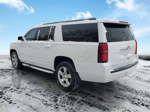 Used 2016 Chevrolet Suburban LT image 3