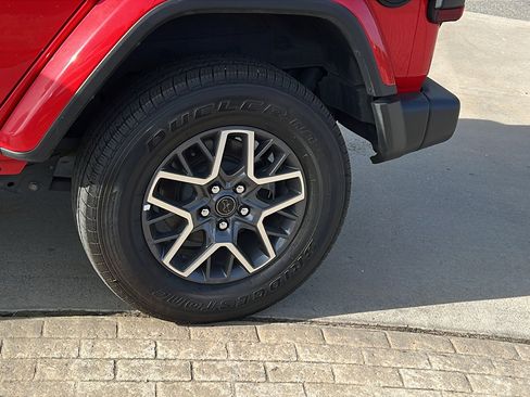 Used 2025 Jeep Wrangler Sahara image 12
