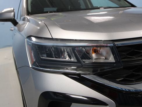 Used 2024 Volkswagen Taos SE image 32