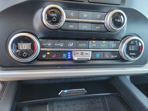 Used 2024 Ford Expedition Max XLT image 19