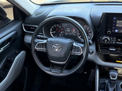 Used 2023 Toyota Highlander XLE FWD image 13