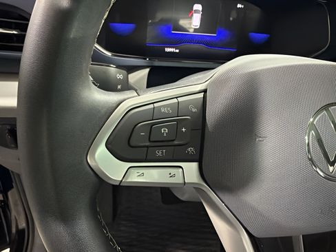 Used 2023 Volkswagen Taos SE w/ Panoramic Sunroof Package FWD image 16
