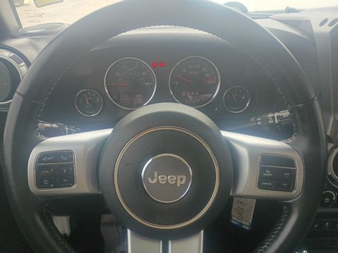 Used 2017 Jeep Wrangler Unlimited Rubicon AWD/4WD image 15